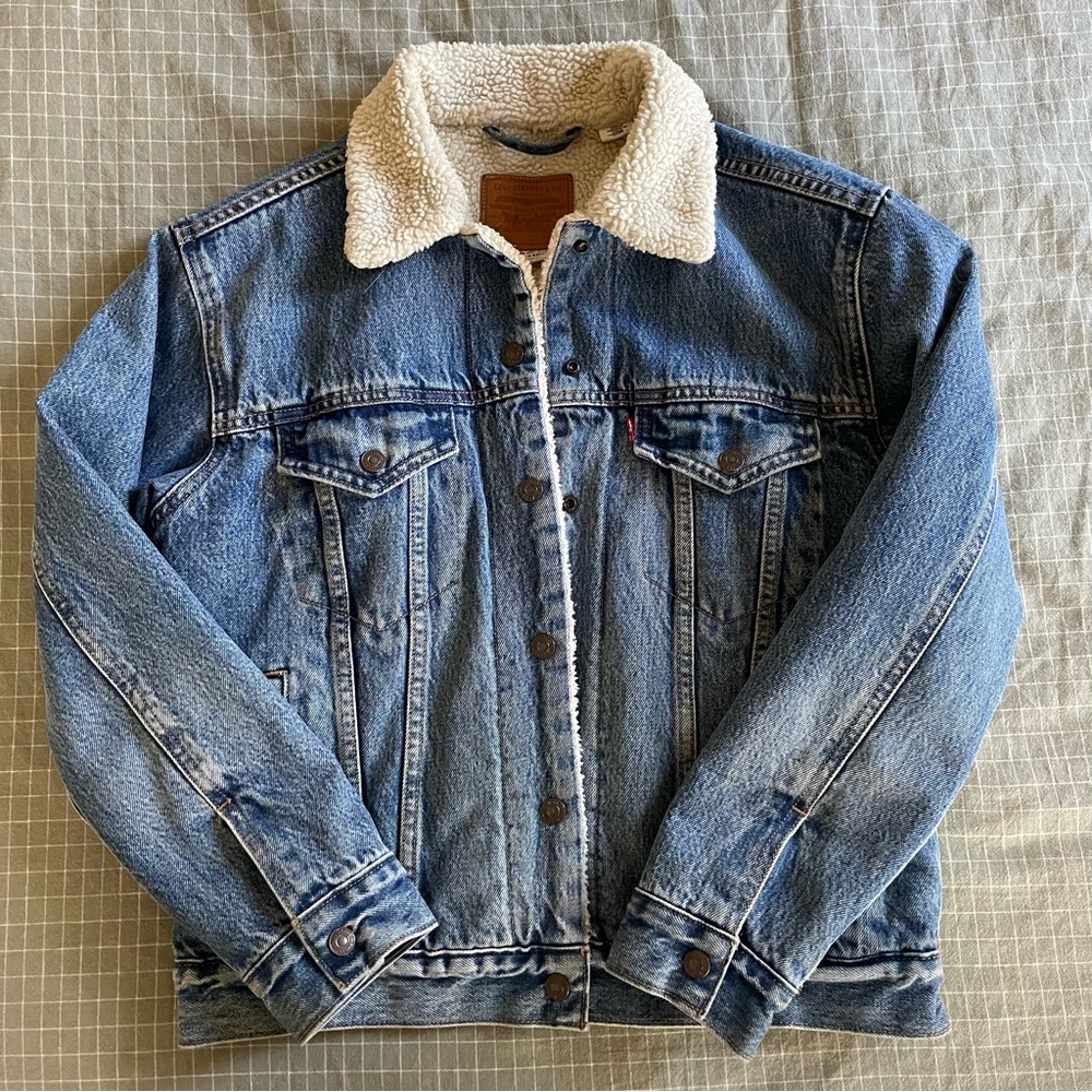 Levis sherpa lined medium wash denim trucker jacket
